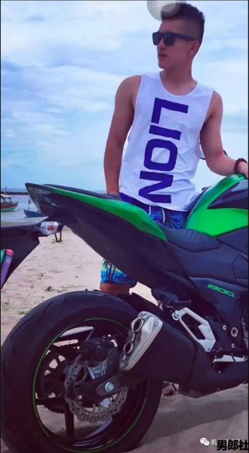 兵哥退伍后变制服男，海边浪脱得差不多了 - 51虹马