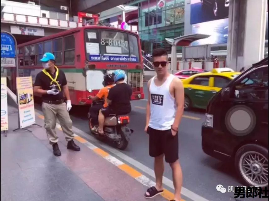 兵哥退伍后变制服男，海边浪脱得差不多了 - 51虹马