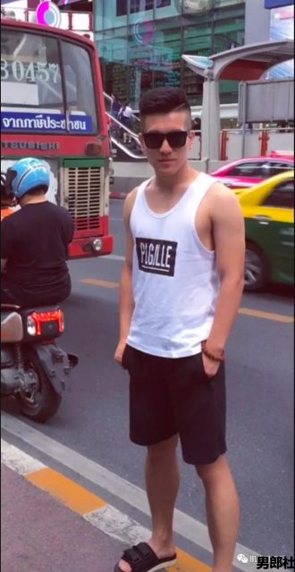 兵哥退伍后变制服男，海边浪脱得差不多了 - 51虹马