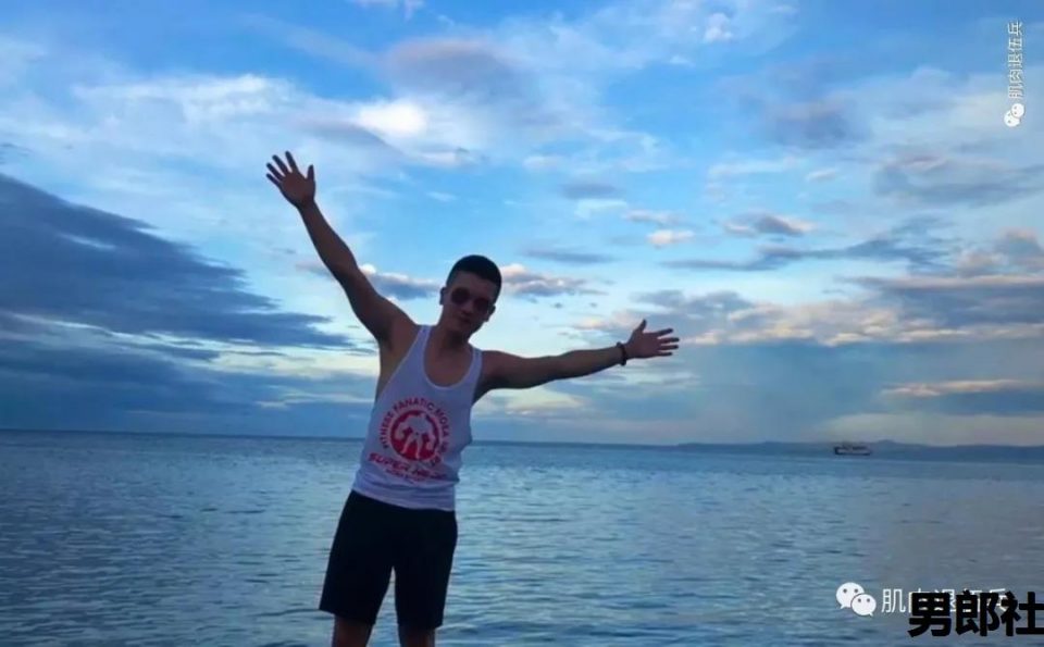 兵哥退伍后变制服男，海边浪脱得差不多了 - 51虹马