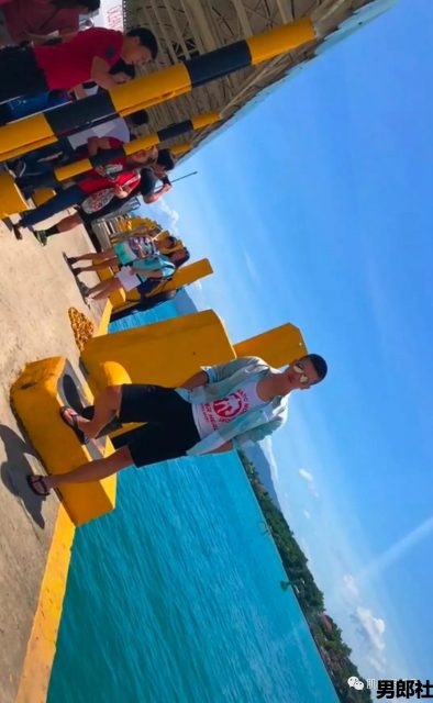 兵哥退伍后变制服男，海边浪脱得差不多了 - 51虹马