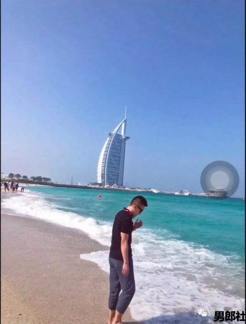 兵哥退伍后变制服男，海边浪脱得差不多了 - 51虹马