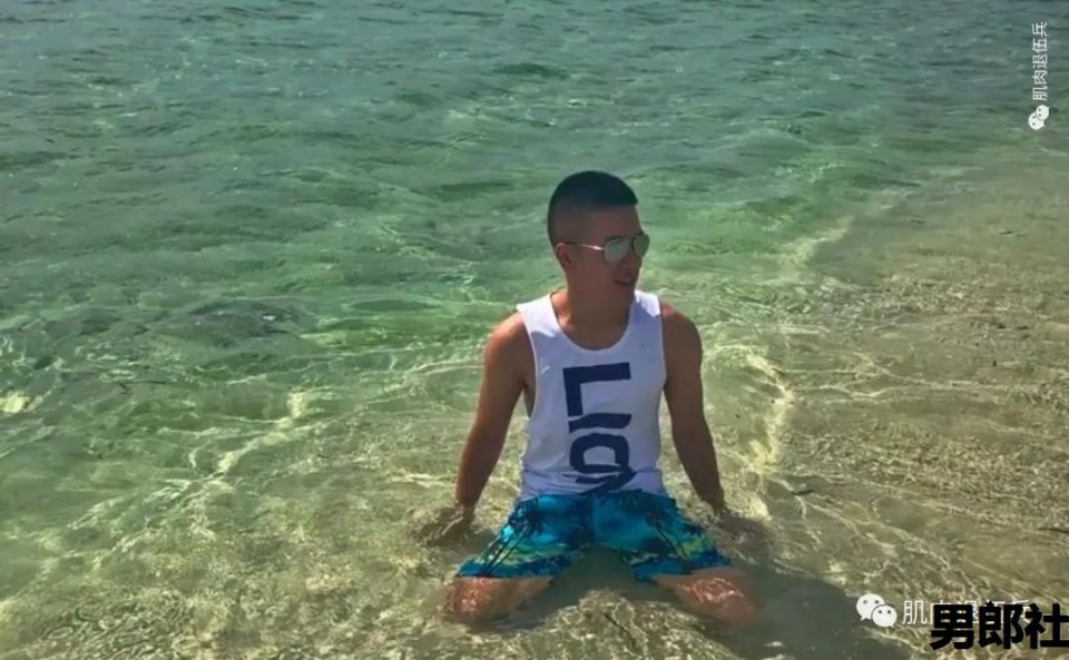 兵哥退伍后变制服男，海边浪脱得差不多了 - 51虹马