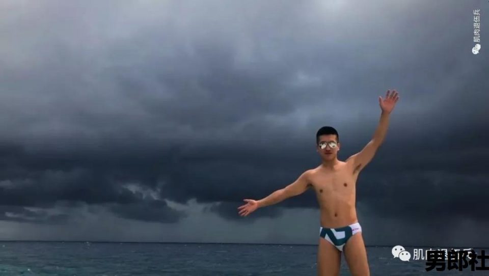 兵哥退伍后变制服男，海边浪脱得差不多了 - 51虹马