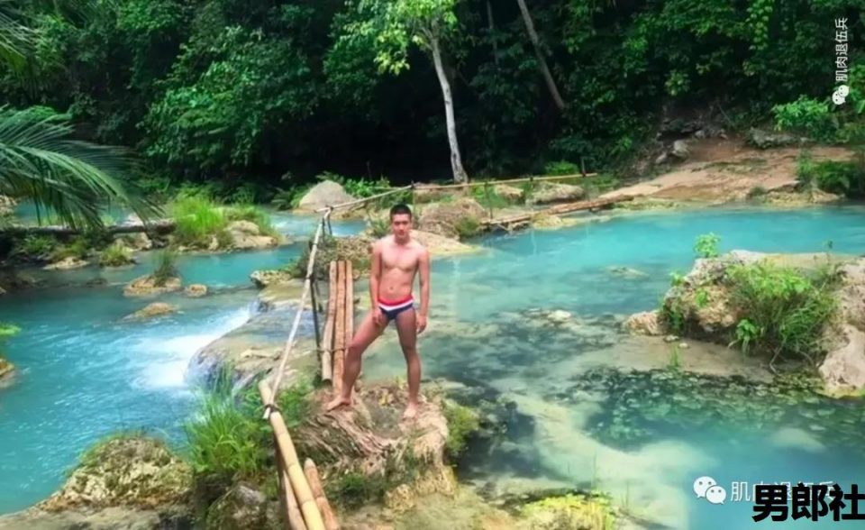 兵哥退伍后变制服男，海边浪脱得差不多了 - 51虹马