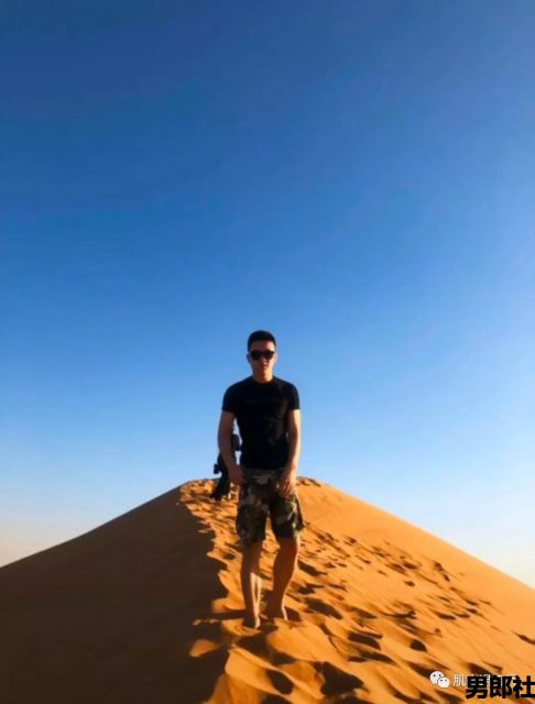 兵哥退伍后变制服男，海边浪脱得差不多了 - 51虹马