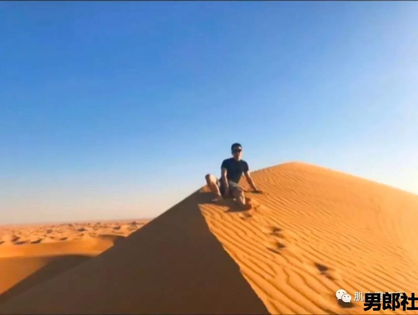 兵哥退伍后变制服男，海边浪脱得差不多了 - 51虹马