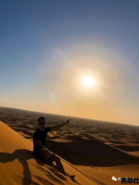 兵哥退伍后变制服男，海边浪脱得差不多了 - 51虹马