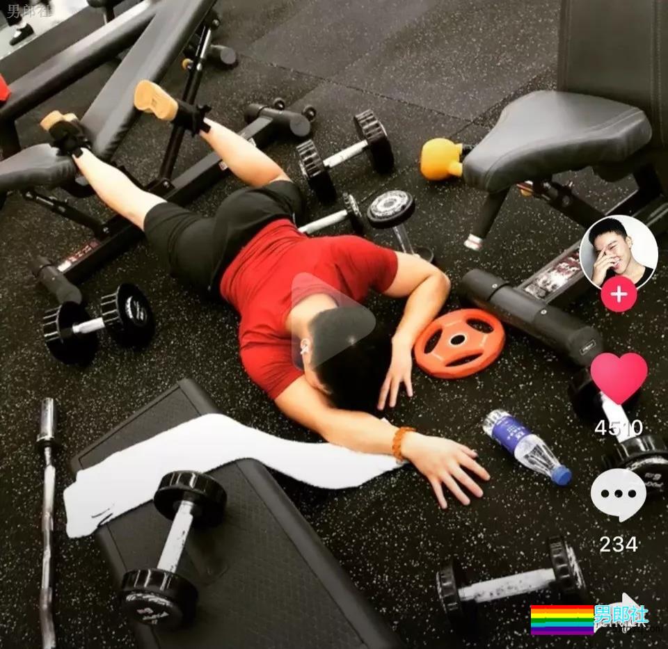 肌肉男版“炫富摔”，翘臀亮了！ - 51虹马
