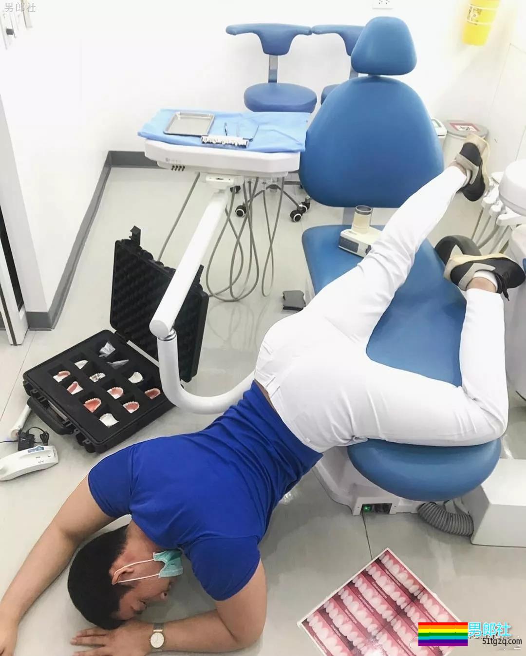 肌肉男版“炫富摔”，翘臀亮了！ - 51虹马