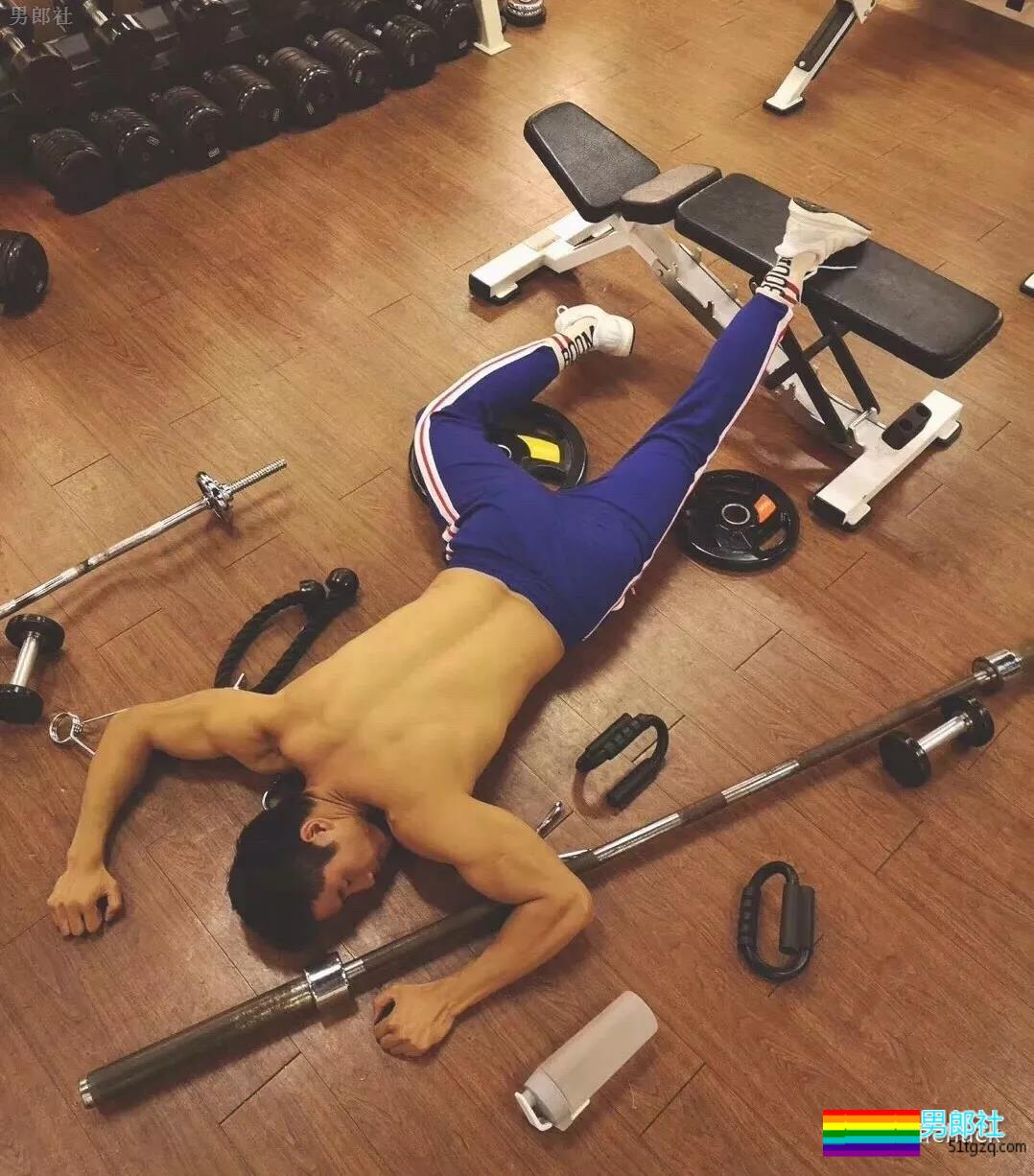 肌肉男版“炫富摔”，翘臀亮了！ - 51虹马