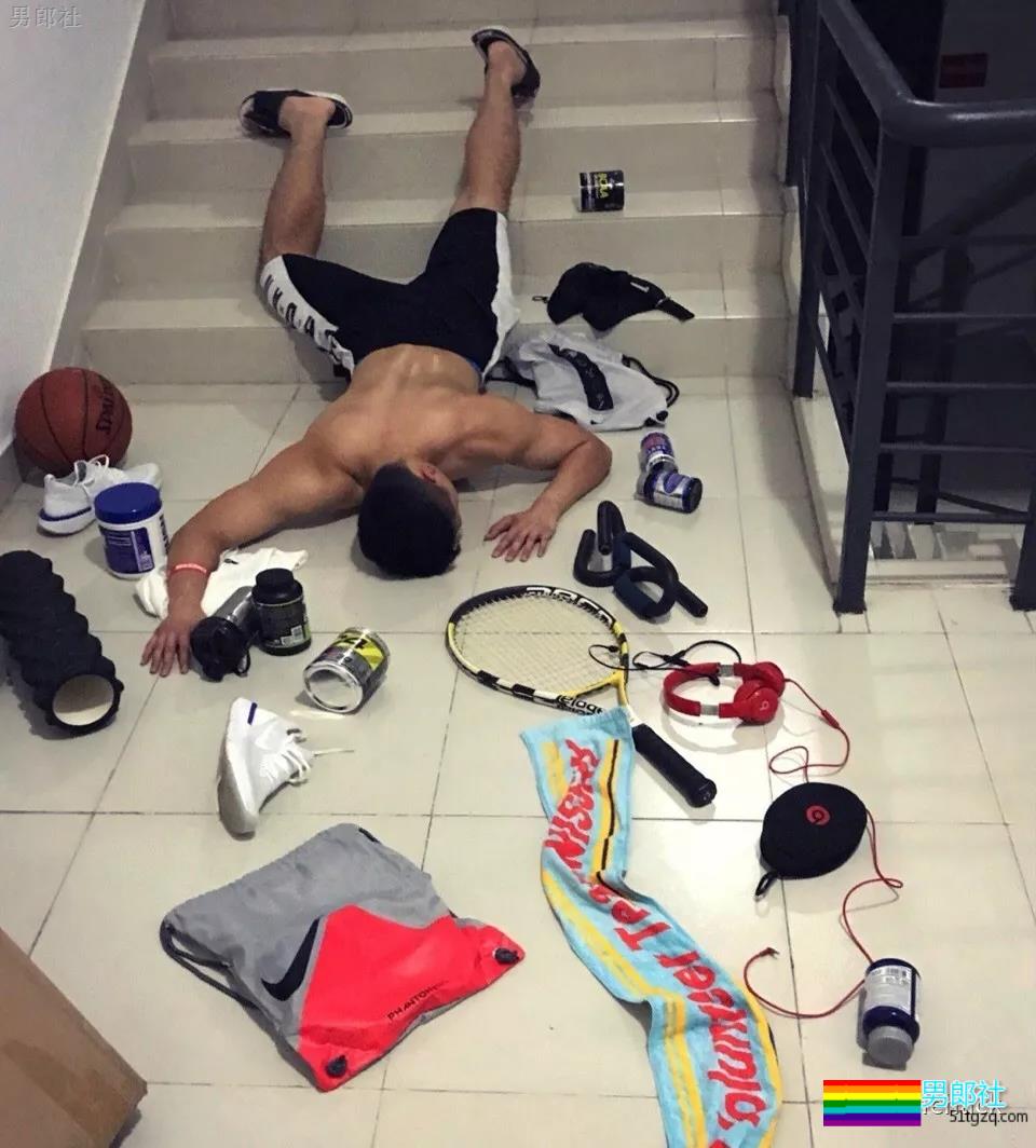 肌肉男版“炫富摔”，翘臀亮了！ - 51虹马