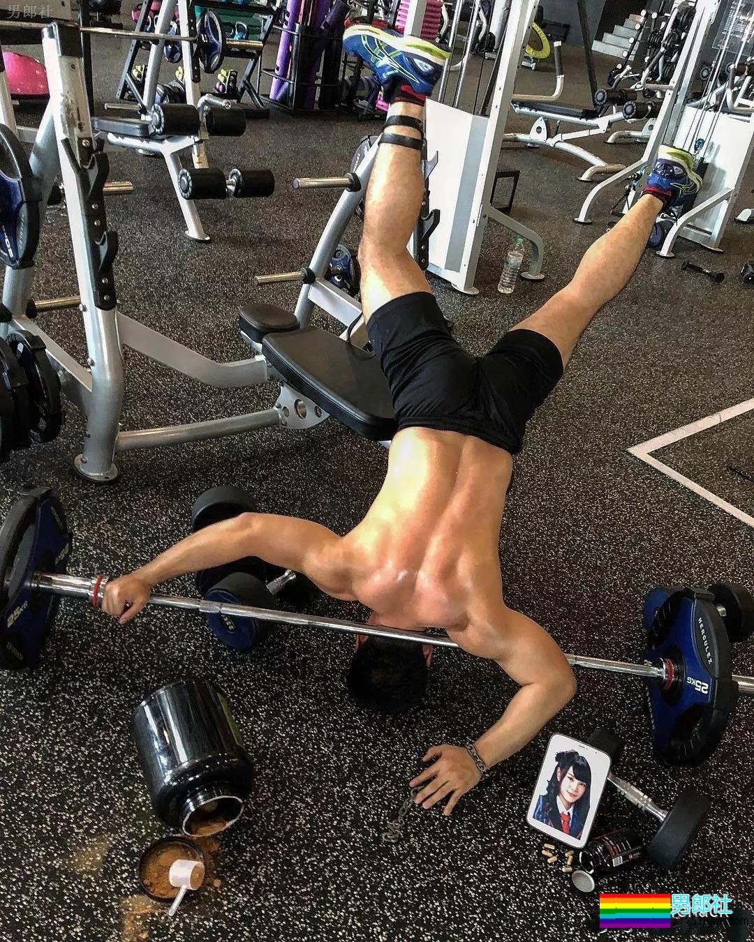 肌肉男版“炫富摔”，翘臀亮了！ - 51虹马