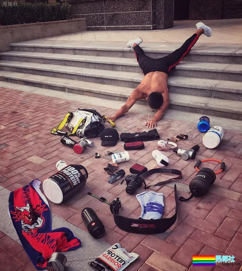 肌肉男版“炫富摔”，翘臀亮了！ - 51虹马