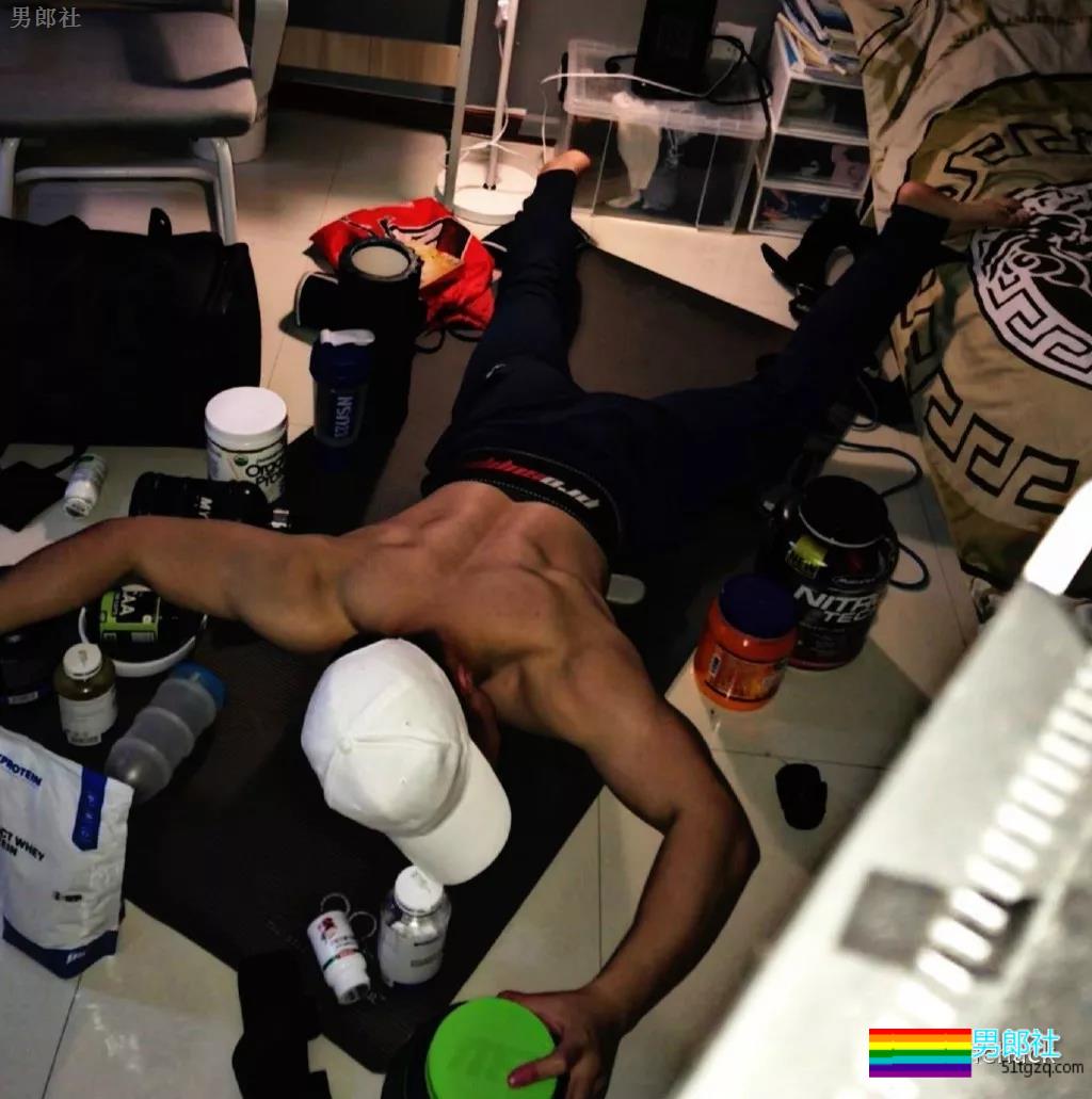 肌肉男版“炫富摔”，翘臀亮了！ - 51虹马