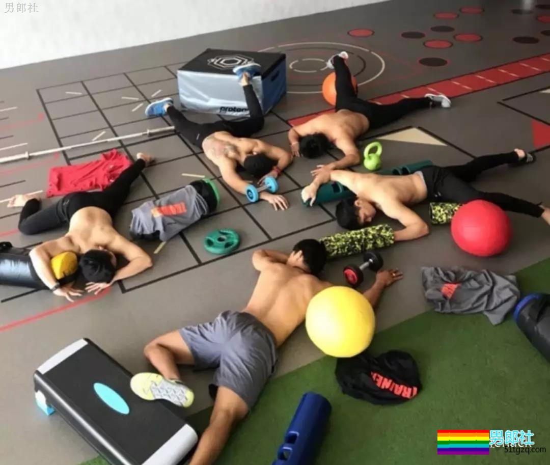 肌肉男版“炫富摔”，翘臀亮了！ - 51虹马