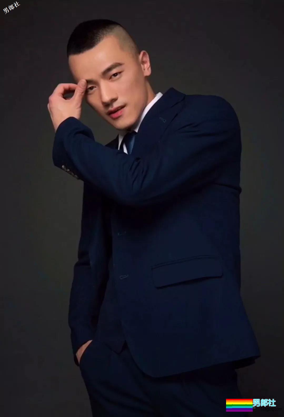 正装痞子男操控的制服性感，你一定想跟他控一下！ - 51虹马