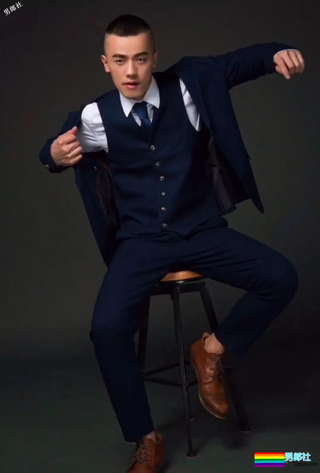 正装痞子男操控的制服性感，你一定想跟他控一下！ - 51虹马