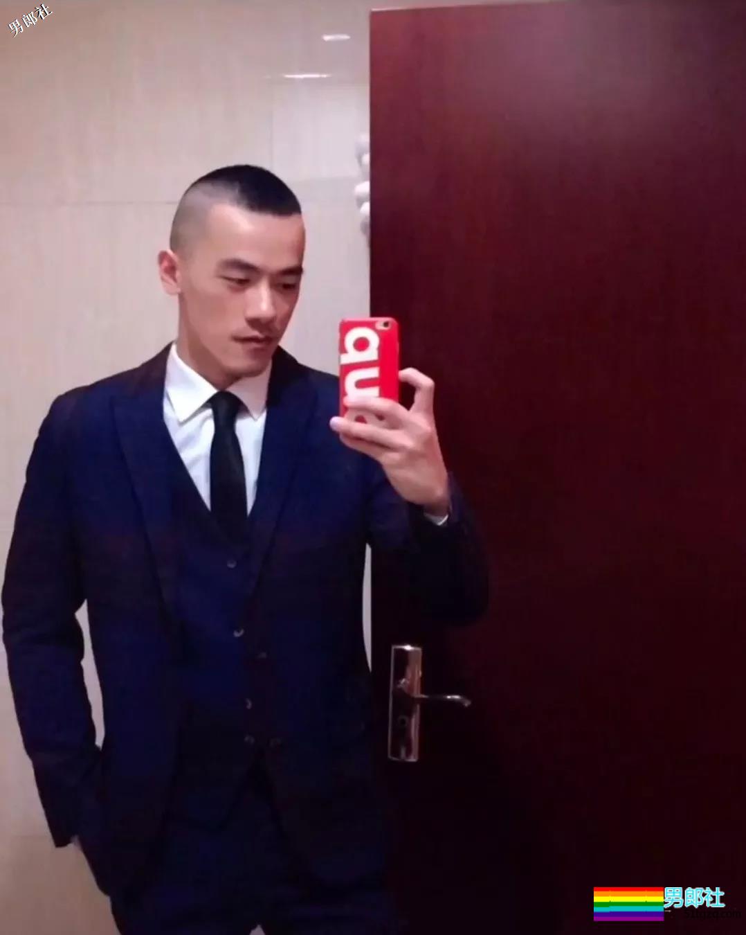 正装痞子男操控的制服性感，你一定想跟他控一下！ - 51虹马