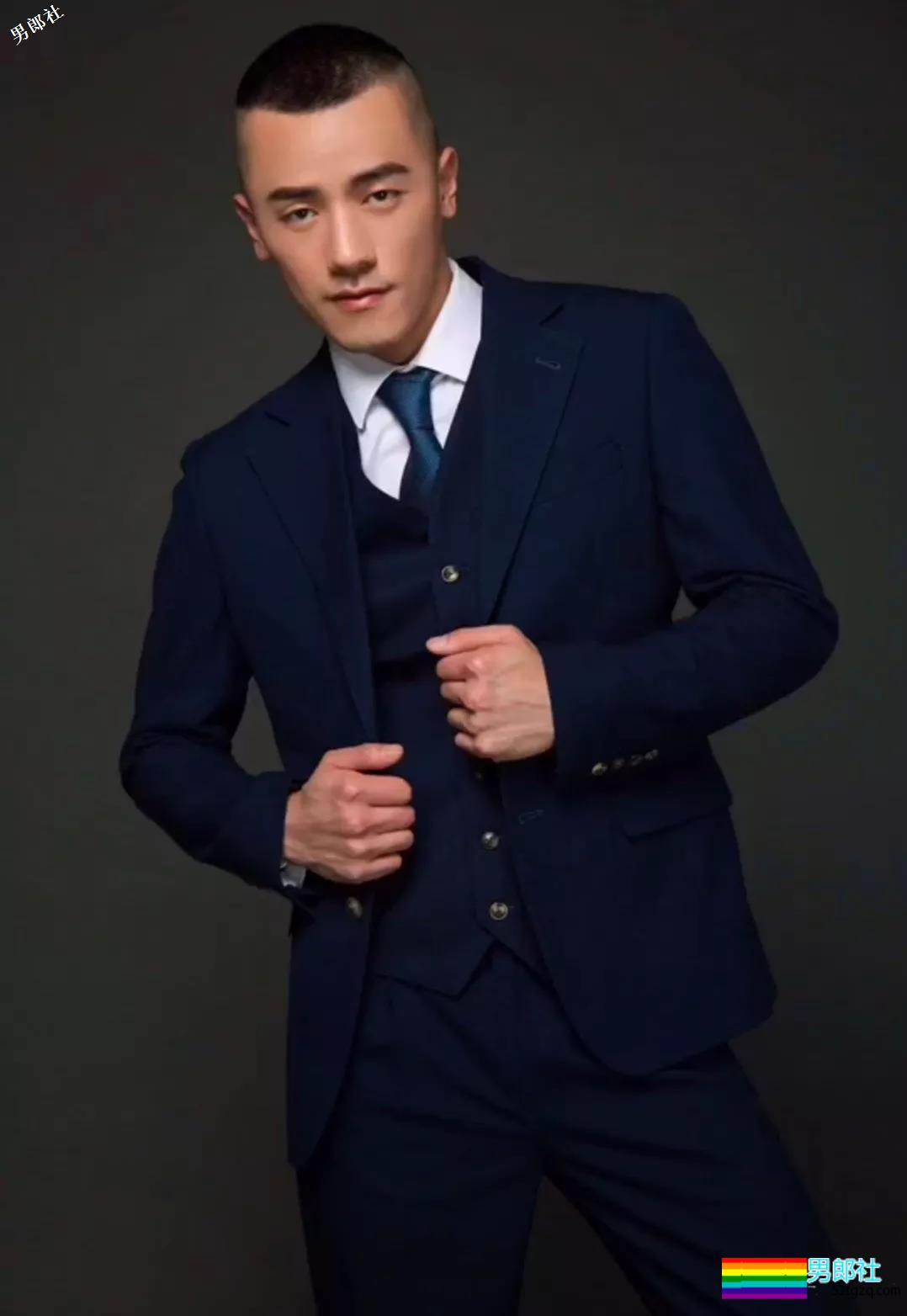 正装痞子男操控的制服性感，你一定想跟他控一下！ - 51虹马