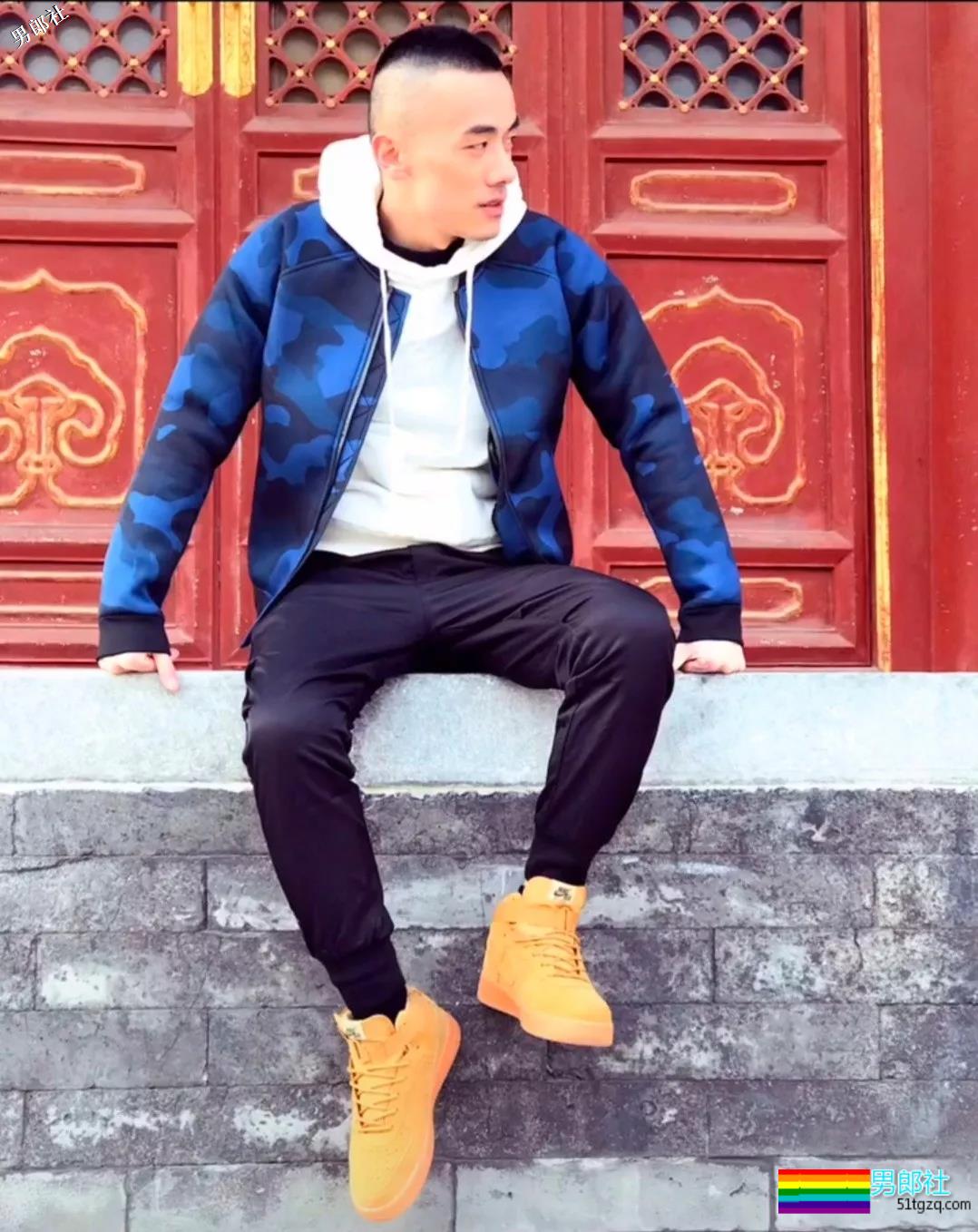 正装痞子男操控的制服性感，你一定想跟他控一下！ - 51虹马