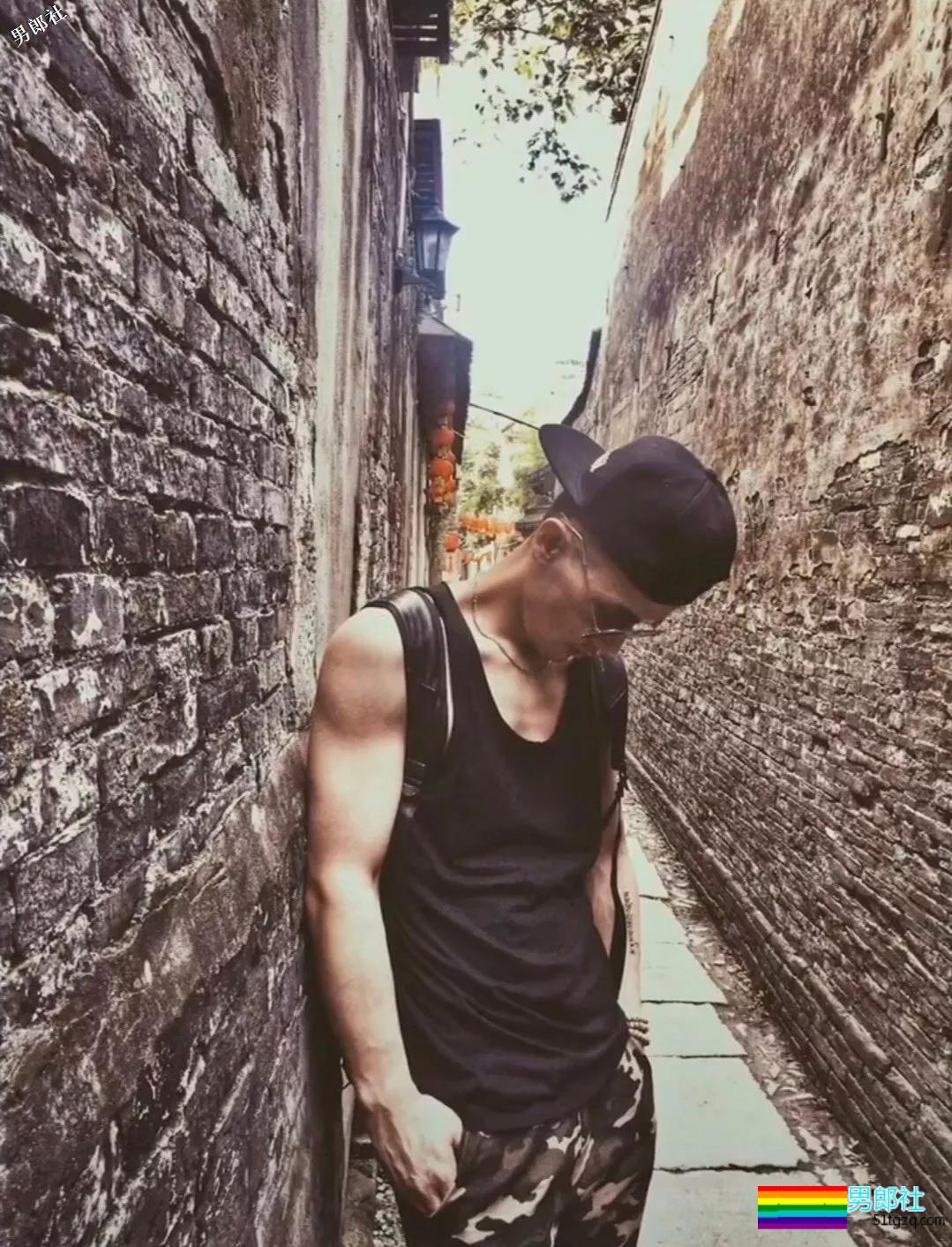 正装痞子男操控的制服性感，你一定想跟他控一下！ - 51虹马