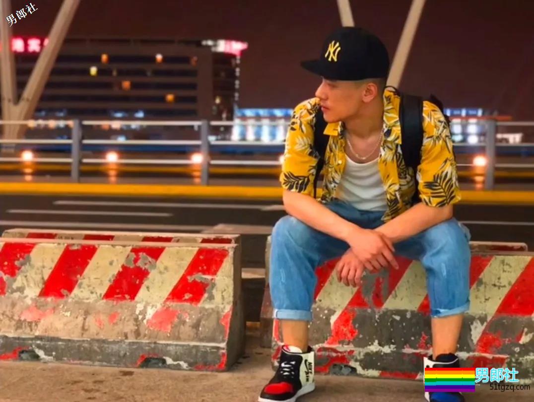 正装痞子男操控的制服性感，你一定想跟他控一下！ - 51虹马