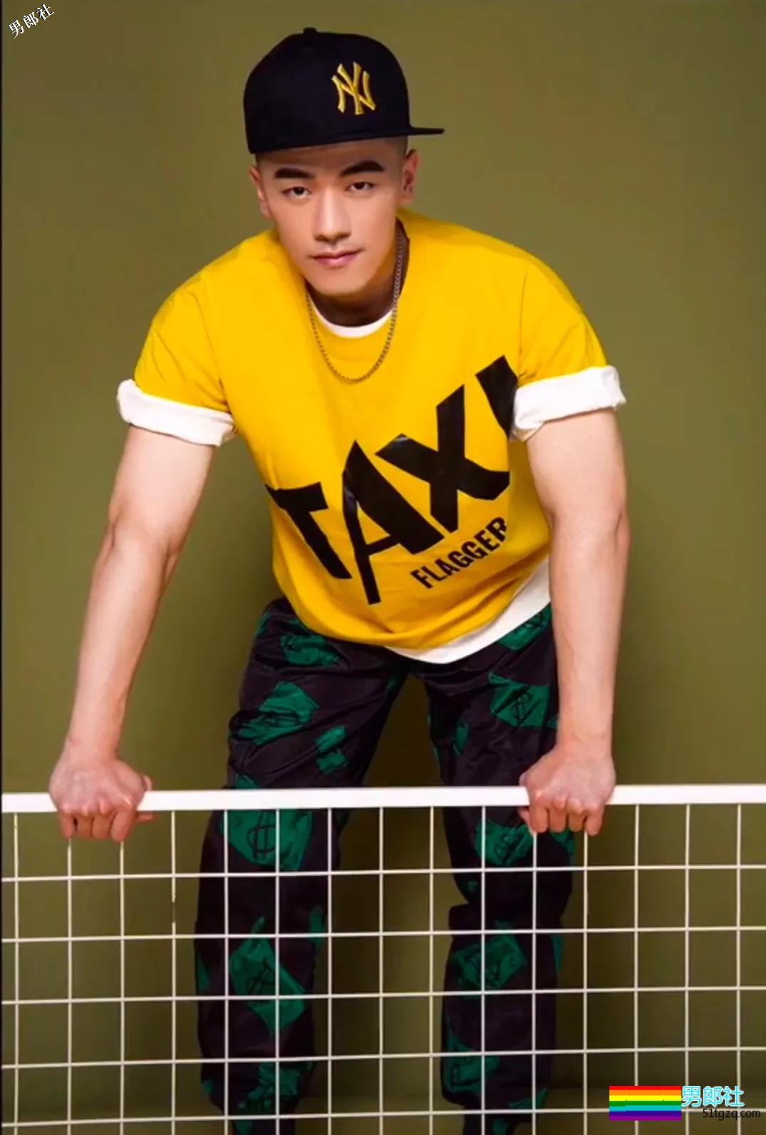 正装痞子男操控的制服性感，你一定想跟他控一下！ - 51虹马