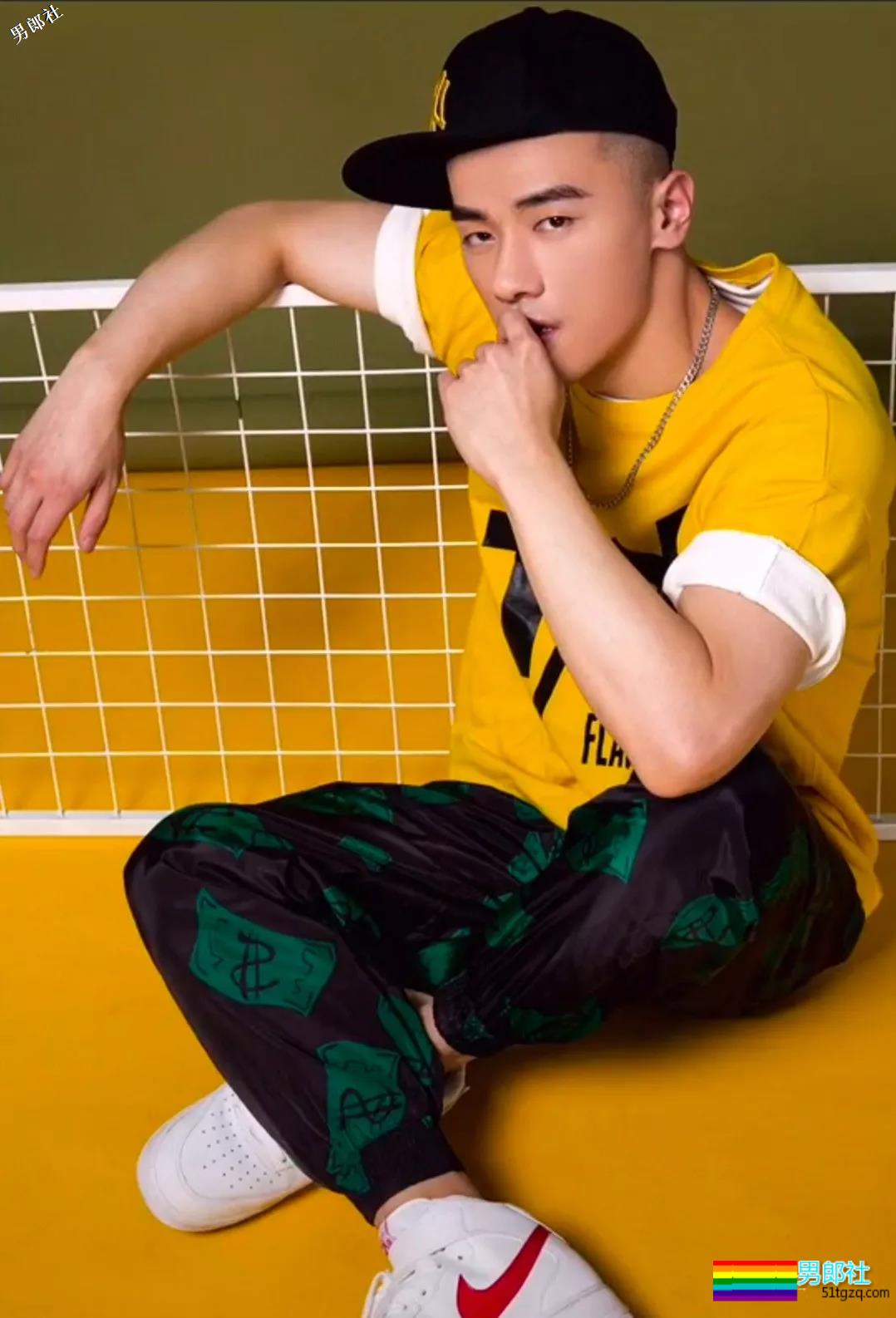 正装痞子男操控的制服性感，你一定想跟他控一下！ - 51虹马