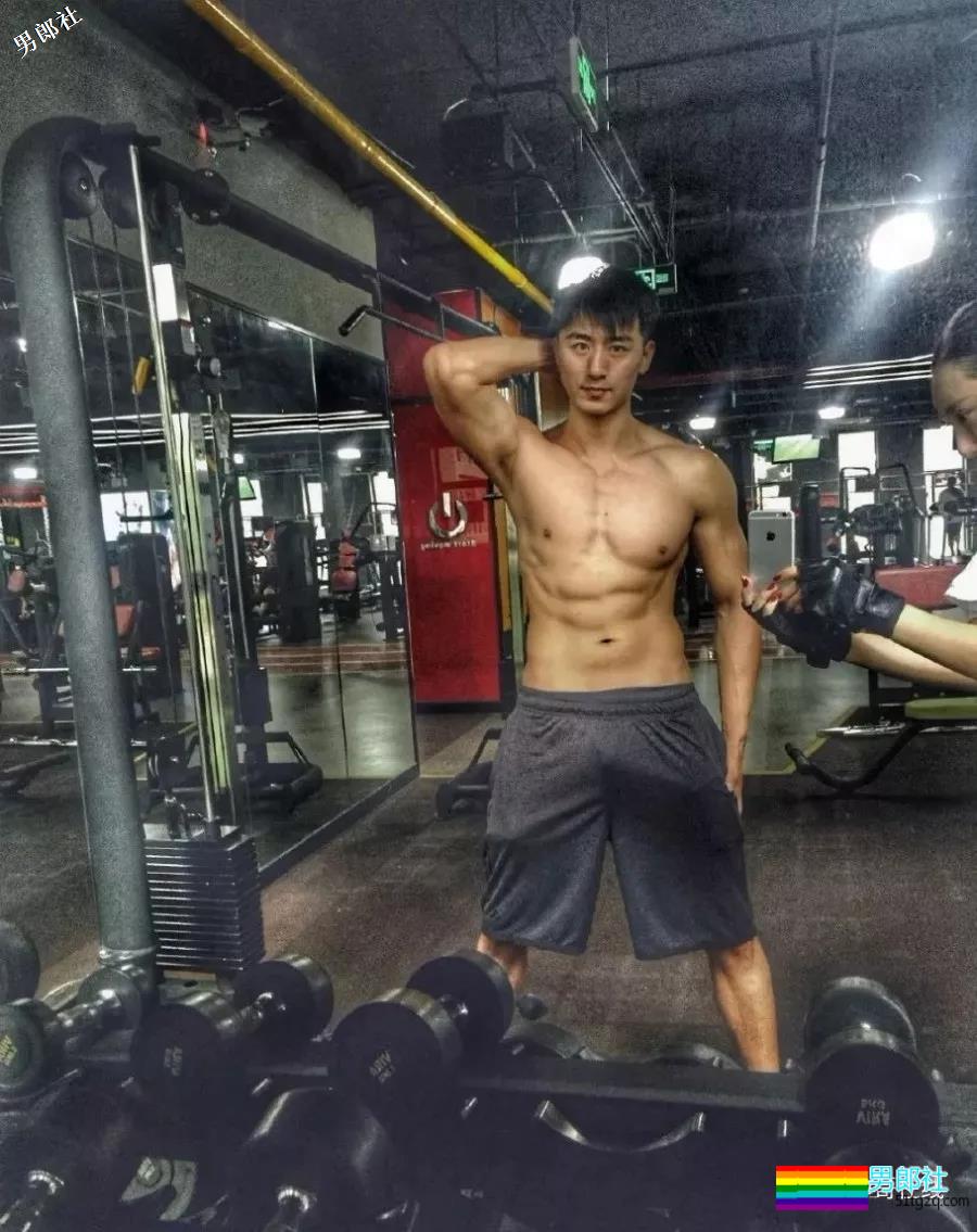 看点∣185大长腿帅气男模，自带一身腱子肉，跨界拍片被封天菜男神！-51虹马