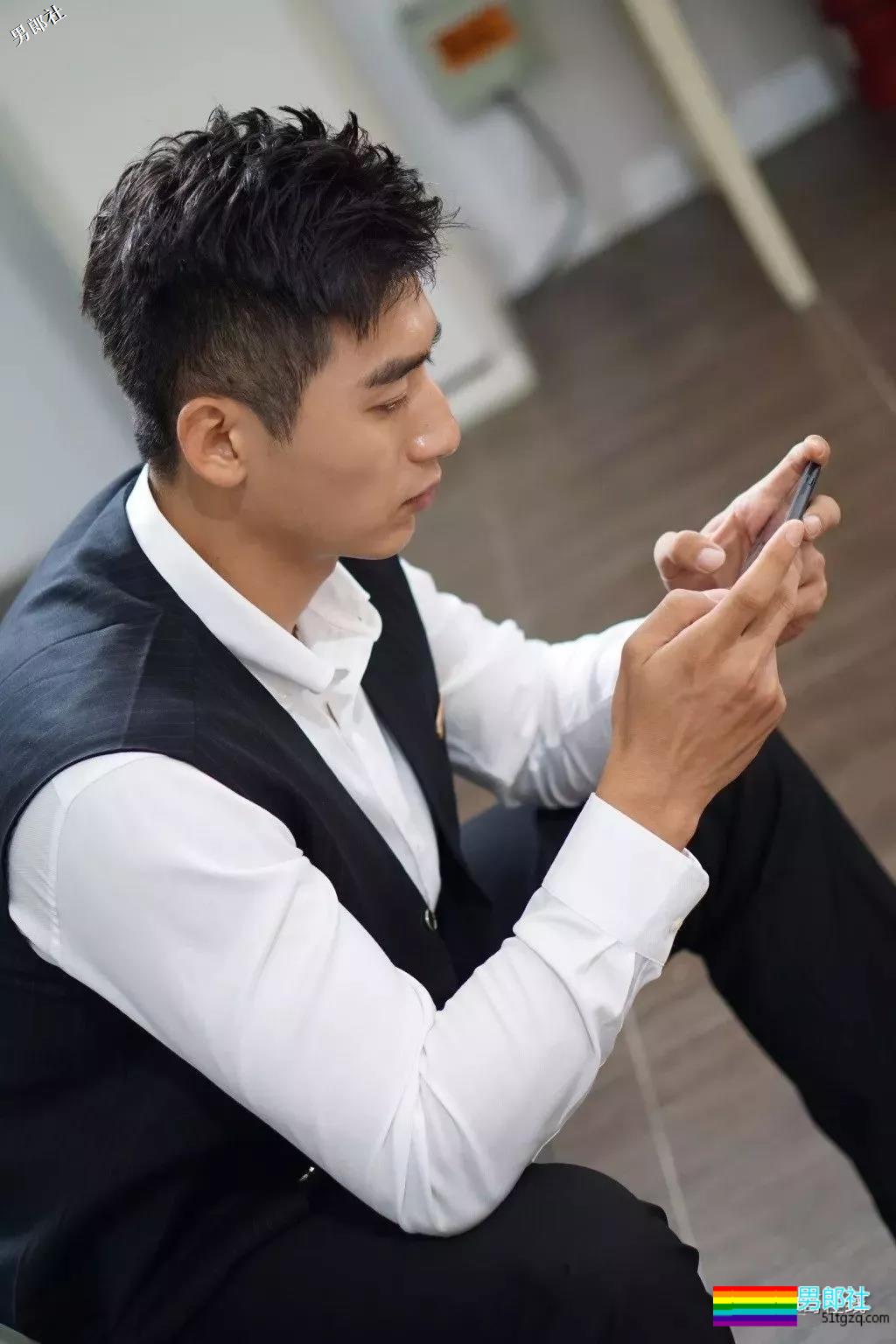 看点∣185大长腿帅气男模，自带一身腱子肉，跨界拍片被封天菜男神！ - 51虹马