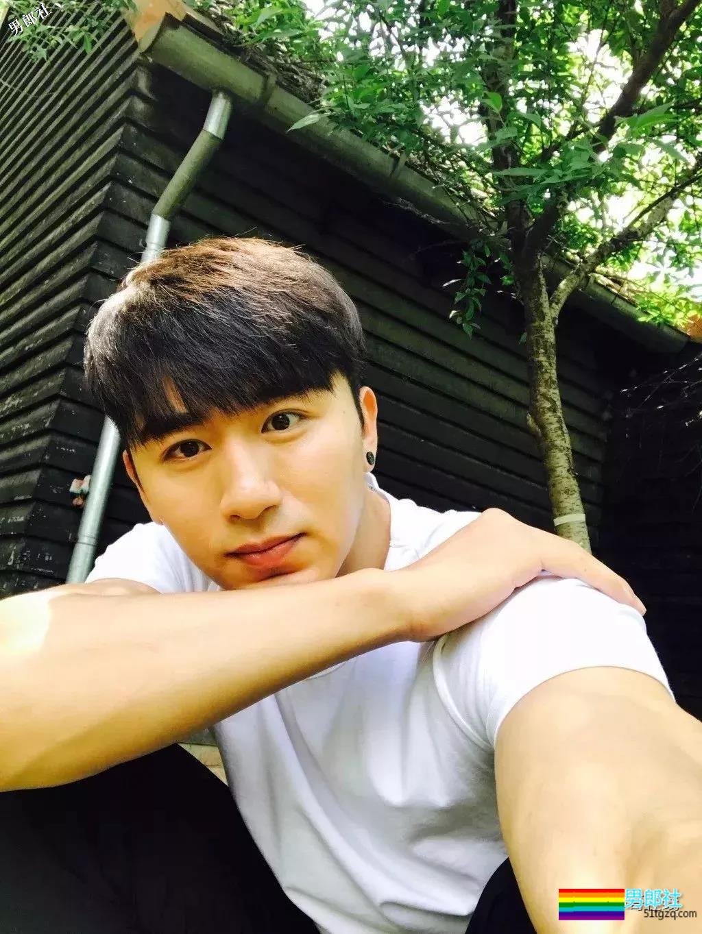 看点∣185大长腿帅气男模，自带一身腱子肉，跨界拍片被封天菜男神！ - 51虹马