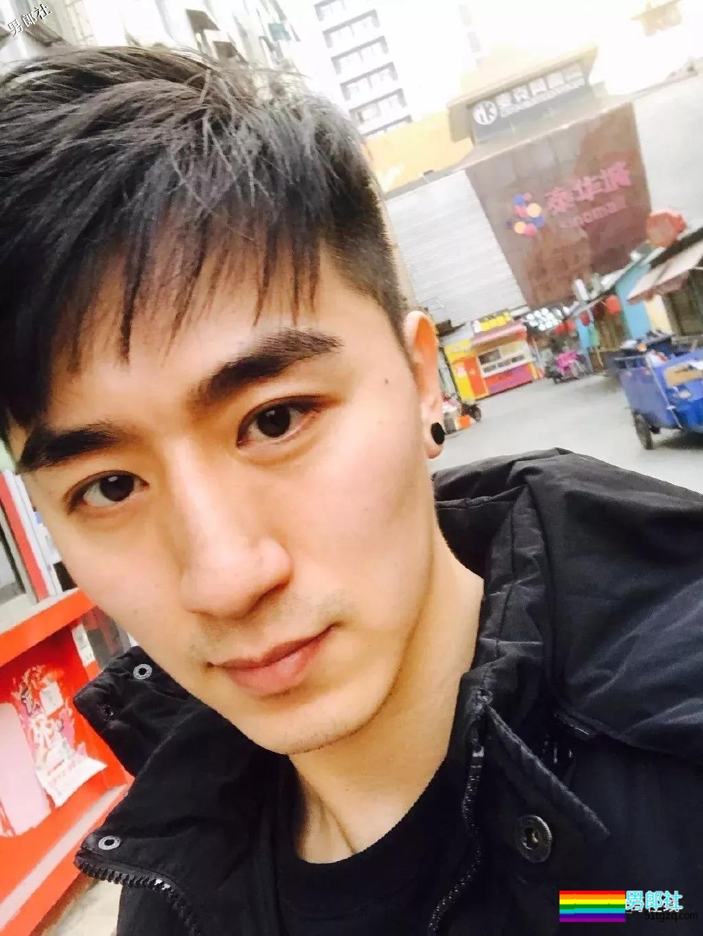 看点∣185大长腿帅气男模，自带一身腱子肉，跨界拍片被封天菜男神！ - 51虹马