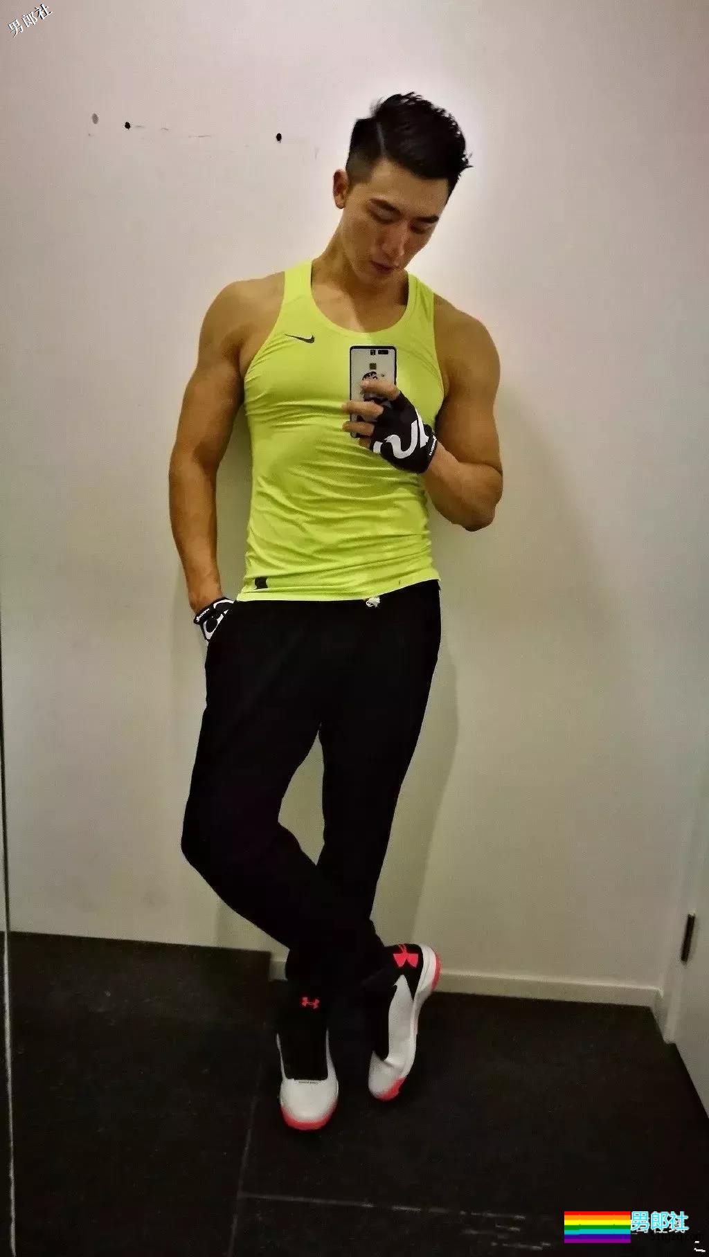 看点∣185大长腿帅气男模，自带一身腱子肉，跨界拍片被封天菜男神！ - 51虹马