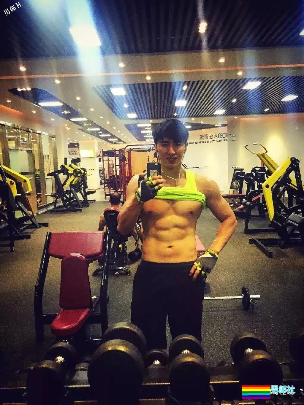 看点∣185大长腿帅气男模，自带一身腱子肉，跨界拍片被封天菜男神！ - 51虹马