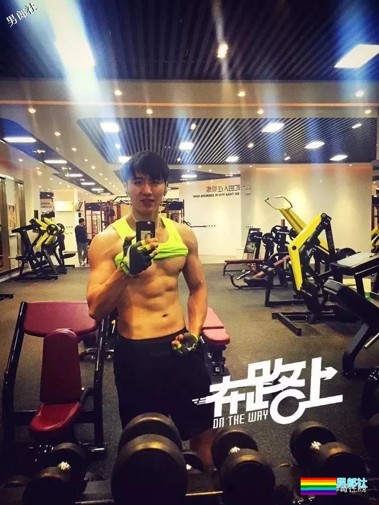 看点∣185大长腿帅气男模，自带一身腱子肉，跨界拍片被封天菜男神！ - 51虹马