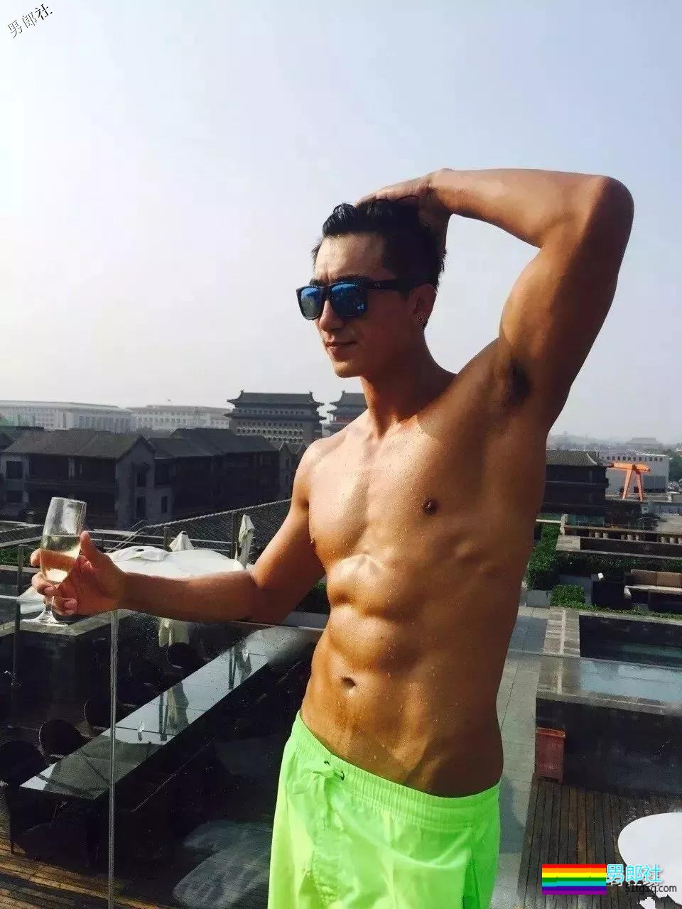 看点∣185大长腿帅气男模，自带一身腱子肉，跨界拍片被封天菜男神！ - 51虹马