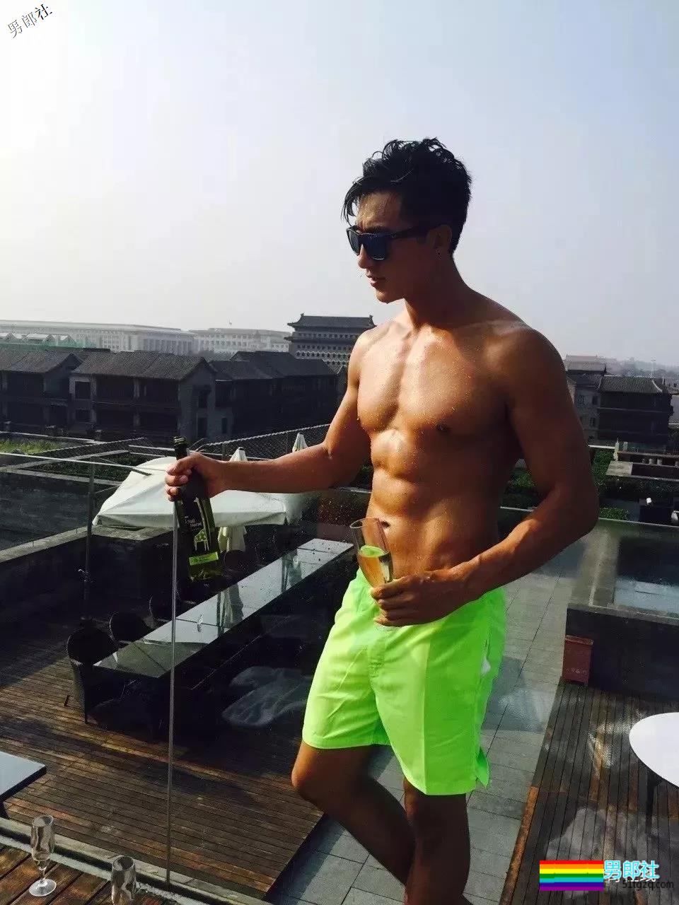 看点∣185大长腿帅气男模，自带一身腱子肉，跨界拍片被封天菜男神！ - 51虹马