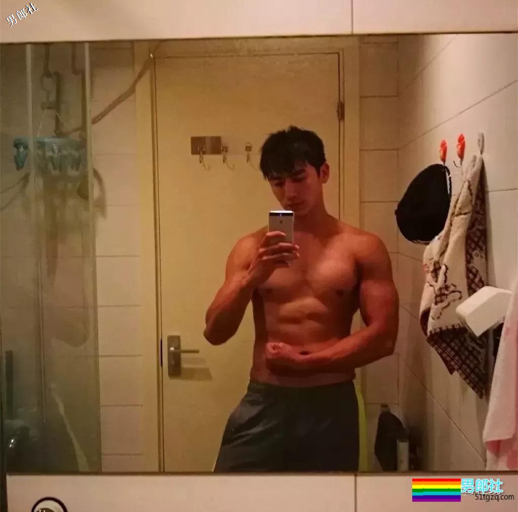 看点∣185大长腿帅气男模，自带一身腱子肉，跨界拍片被封天菜男神！ - 51虹马