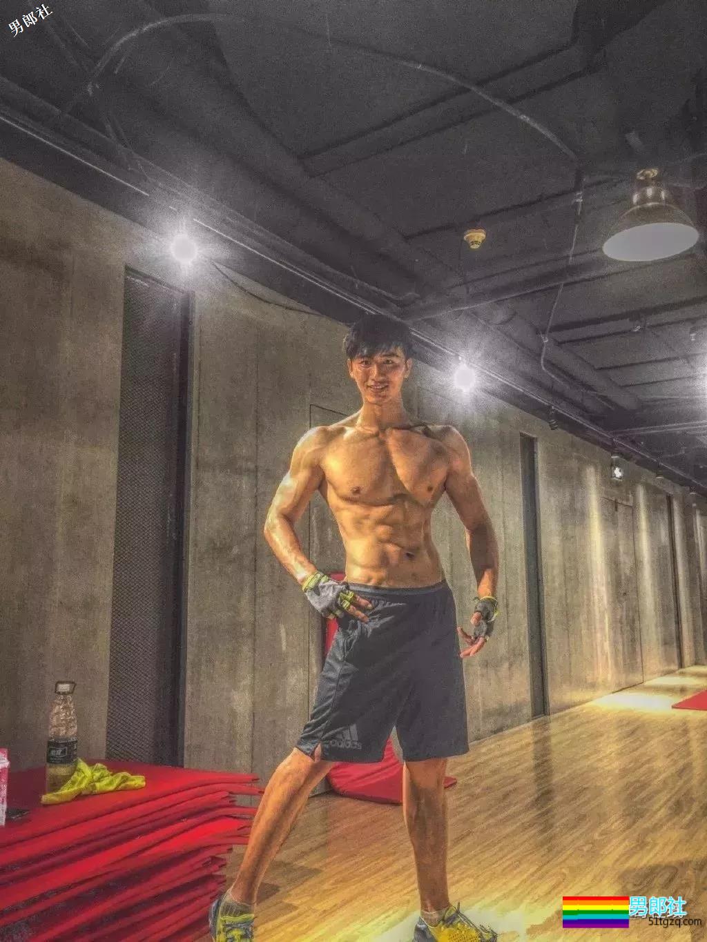 看点∣185大长腿帅气男模，自带一身腱子肉，跨界拍片被封天菜男神！ - 51虹马