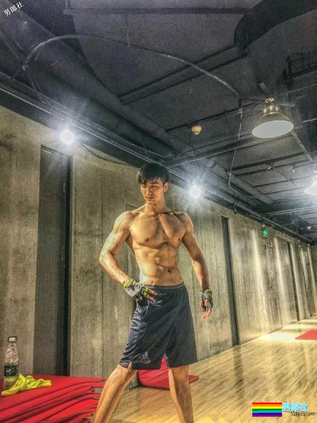 看点∣185大长腿帅气男模，自带一身腱子肉，跨界拍片被封天菜男神！ - 51虹马