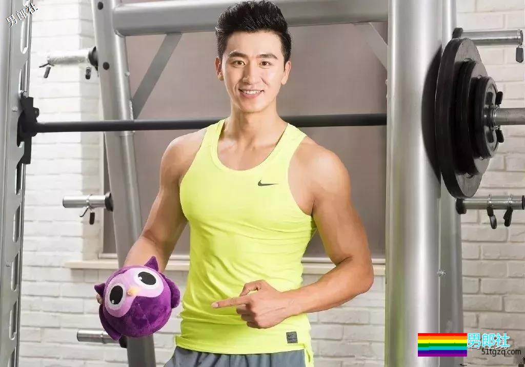 看点∣185大长腿帅气男模，自带一身腱子肉，跨界拍片被封天菜男神！ - 51虹马