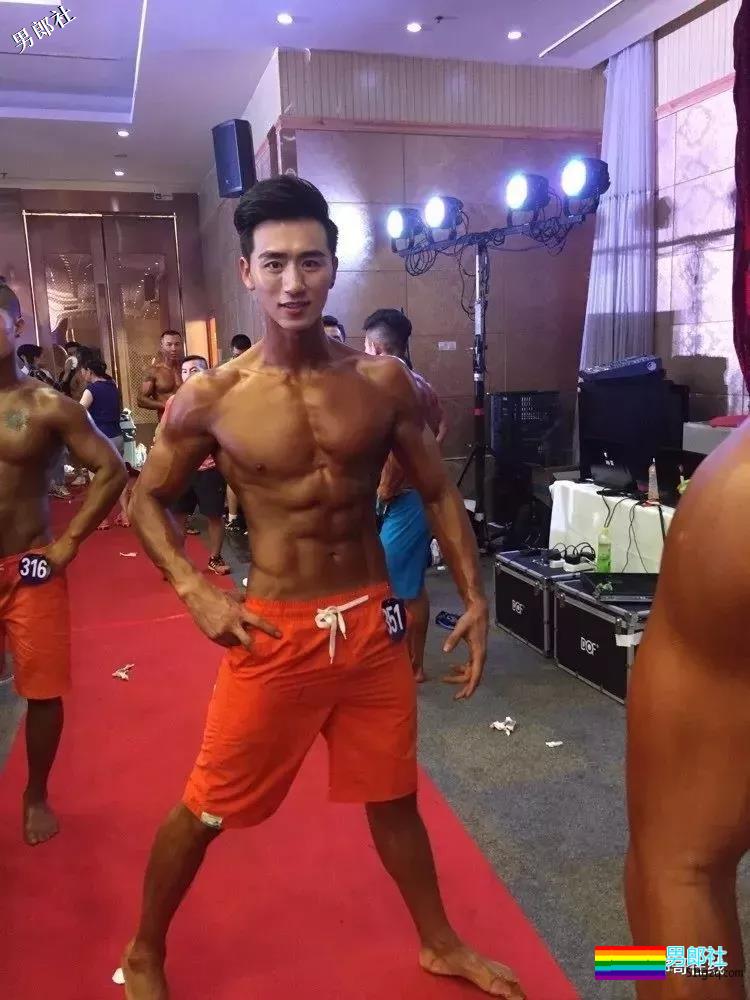 看点∣185大长腿帅气男模，自带一身腱子肉，跨界拍片被封天菜男神！ - 51虹马