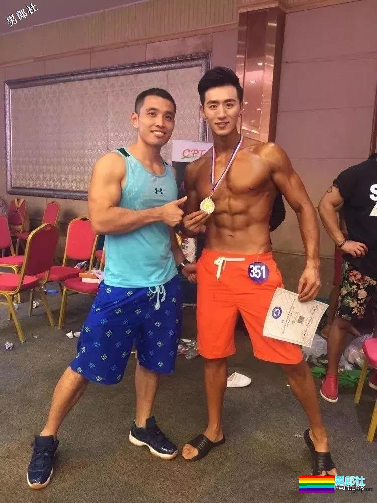 看点∣185大长腿帅气男模，自带一身腱子肉，跨界拍片被封天菜男神！ - 51虹马