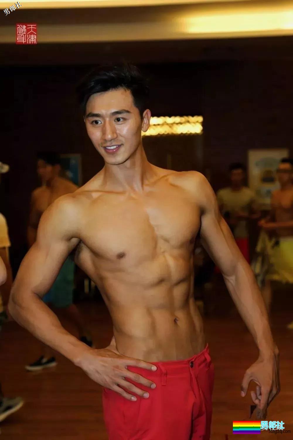 看点∣185大长腿帅气男模，自带一身腱子肉，跨界拍片被封天菜男神！ - 51虹马