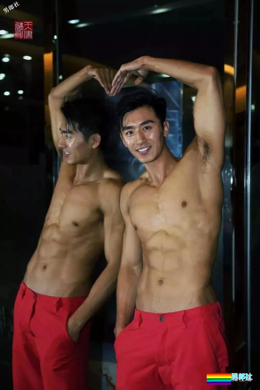 看点∣185大长腿帅气男模，自带一身腱子肉，跨界拍片被封天菜男神！ - 51虹马