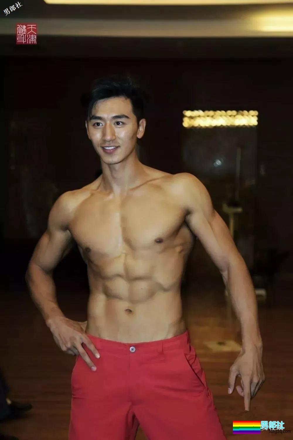 看点∣185大长腿帅气男模，自带一身腱子肉，跨界拍片被封天菜男神！ - 51虹马