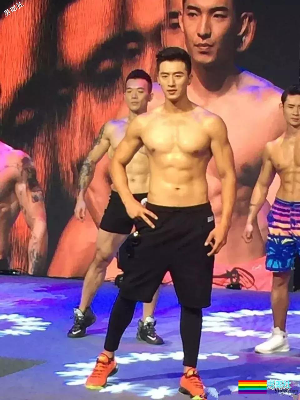 看点∣185大长腿帅气男模，自带一身腱子肉，跨界拍片被封天菜男神！ - 51虹马