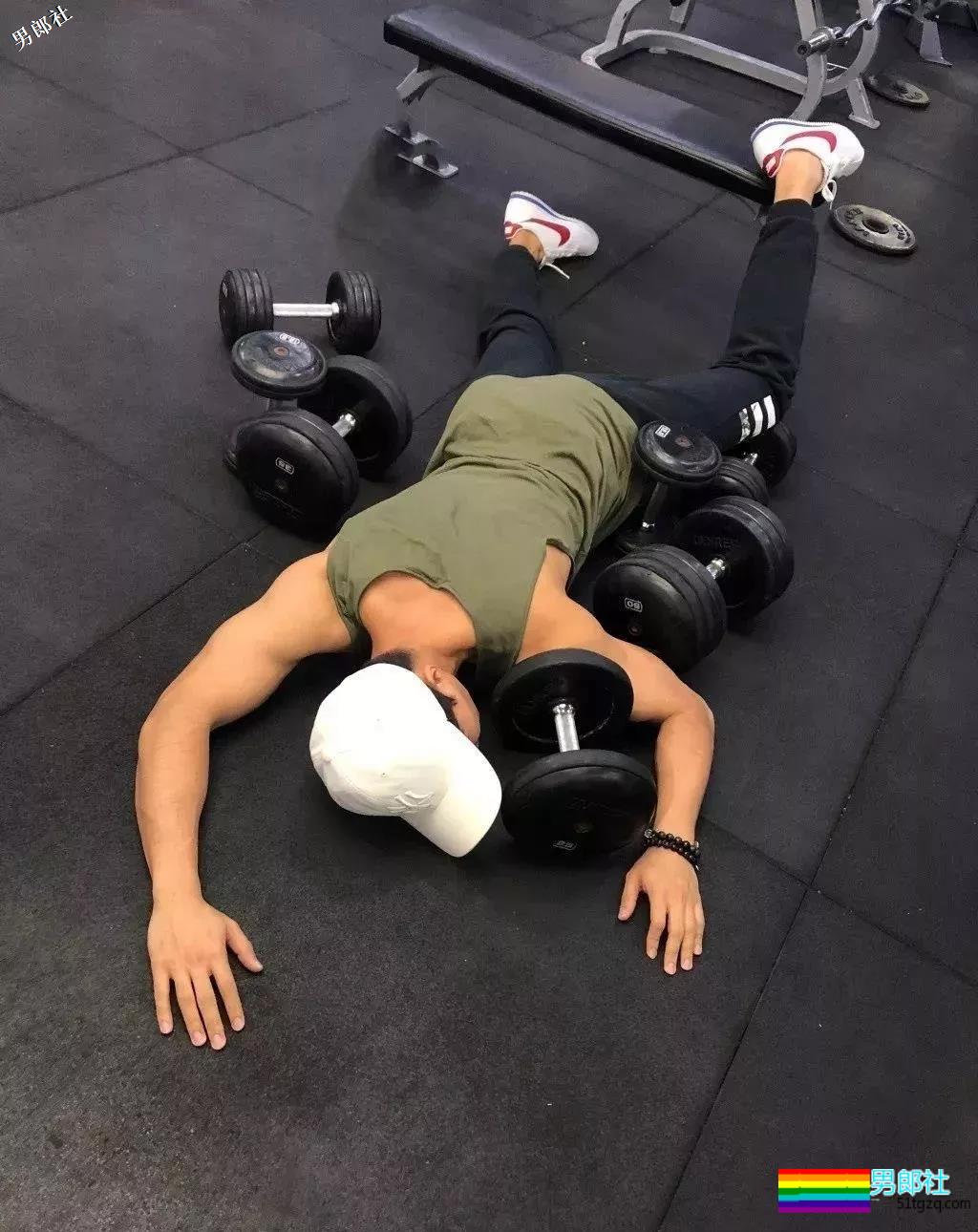 童颜巨MAN的小狼狗，水中嬉戏凭实力展现妖娆身姿！ - 51虹马