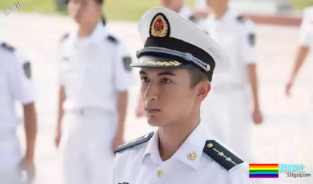 童颜巨MAN的小狼狗，水中嬉戏凭实力展现妖娆身姿！ - 51虹马